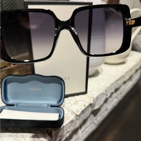 Gucci Black and Gold Luxury Glasses - Picture 5 of 10